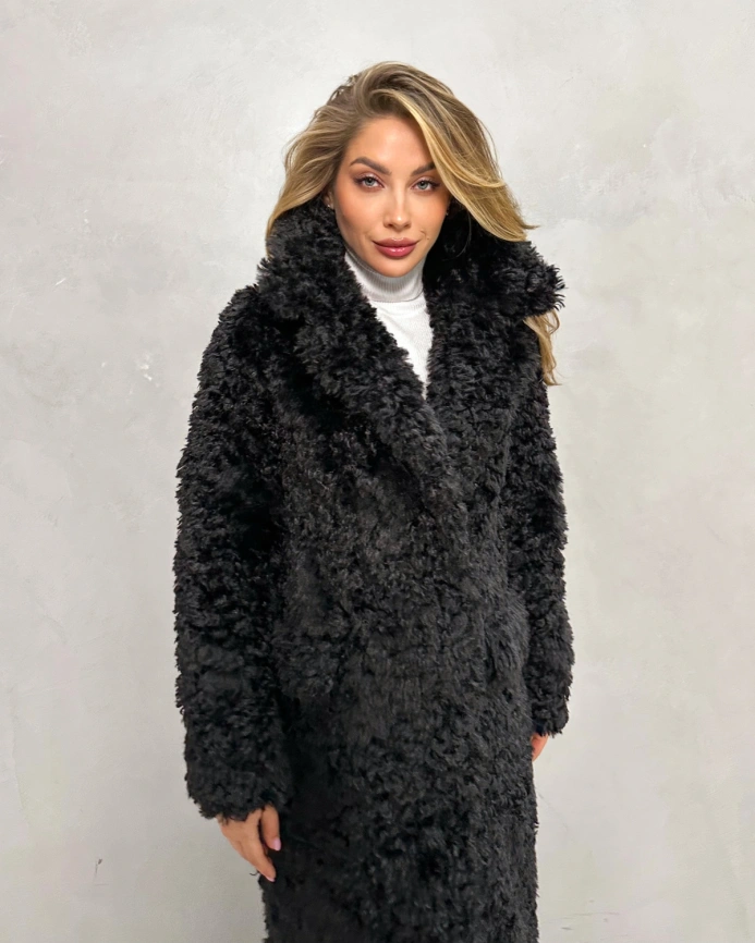 Длинная черная шуба-пальто из экомеха с кудрявой фактурой фото 10