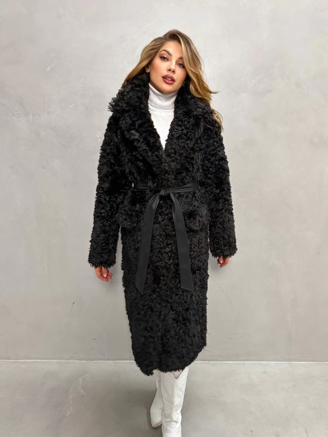 Длинная черная шуба-пальто из экомеха с кудрявой фактурой фото 10