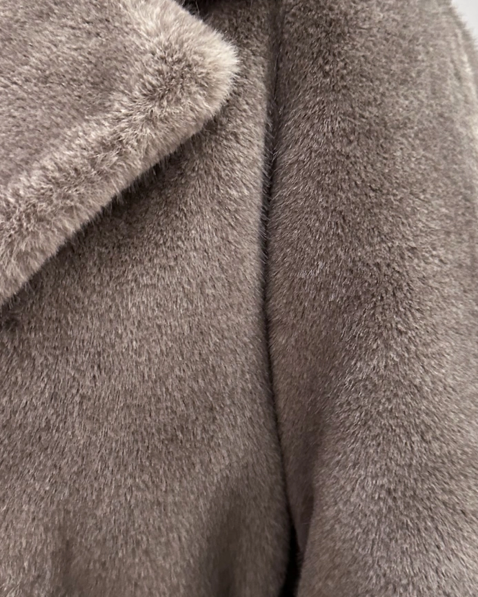 Шуба-миди из экомеха под норку в оттенке «мили-капучино» фото 10