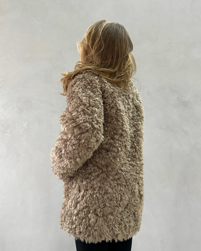 Короткая двубортная шуба из экомеха в бежевом оттенке фото 11