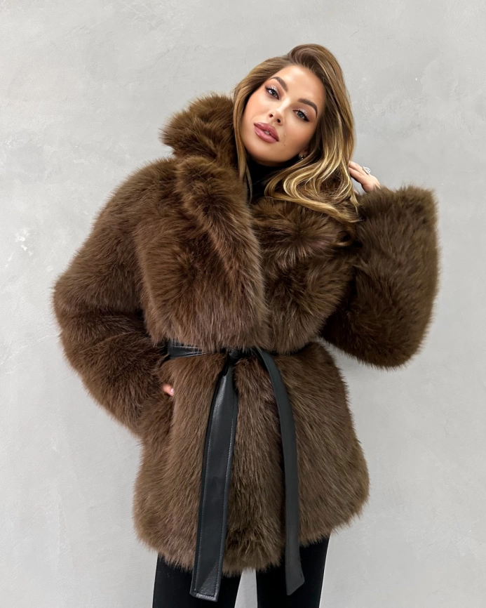 Короткая шуба из экомеха под соболя каштанового цвета фото 1