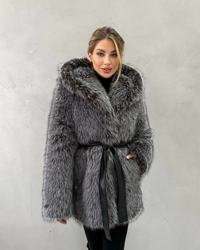 Короткая шуба из экомеха «чернобурка» с капюшоном фото 7