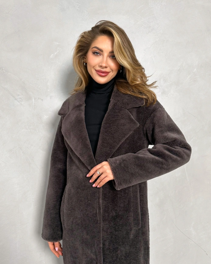 Длинная шуба из экомеха под мутон шоколадного цвета фото 7