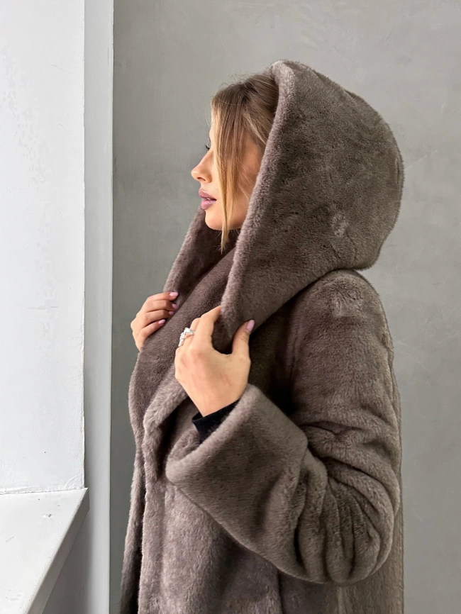 Длинная шуба с капюшоном из искусственного меха с фактурой норки в оттенке «мили-капучино» фото 8