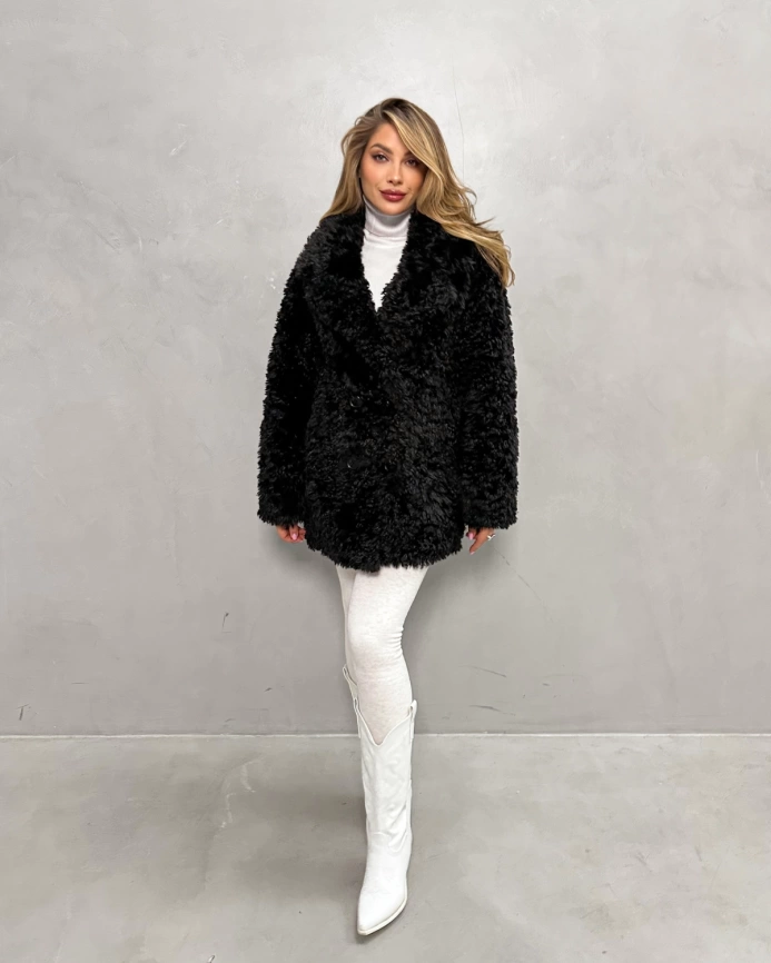 Короткая двубортная шуба из экомеха «тиградо» в черном цвете фото 7