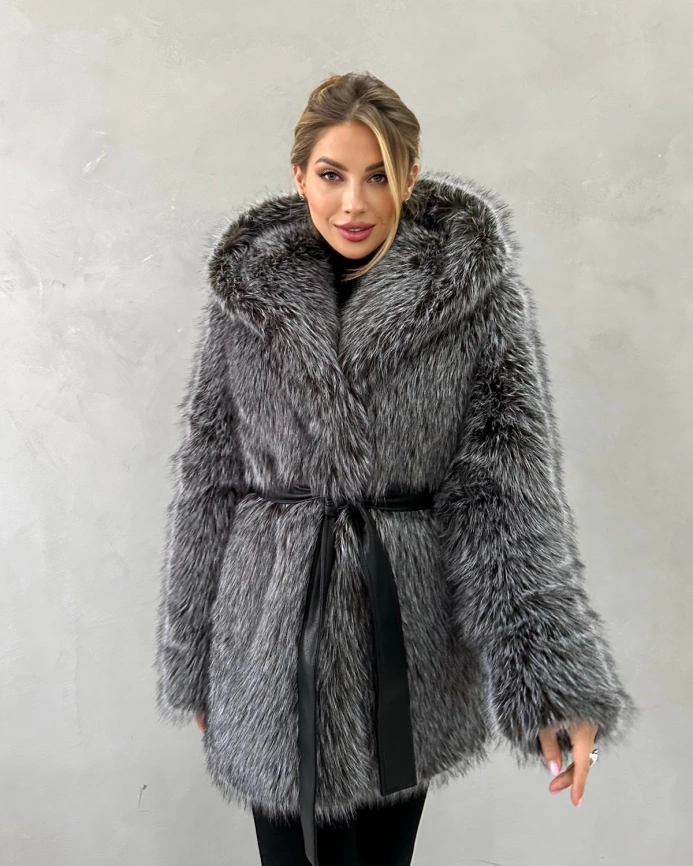 Короткая шуба из экомеха «чернобурка» с капюшоном фото 3