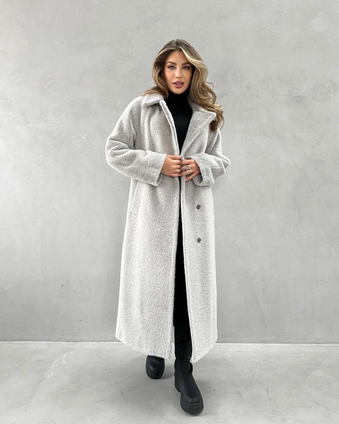 Длинное двубортное пальто из экомеха под норку светло-серое фото 8