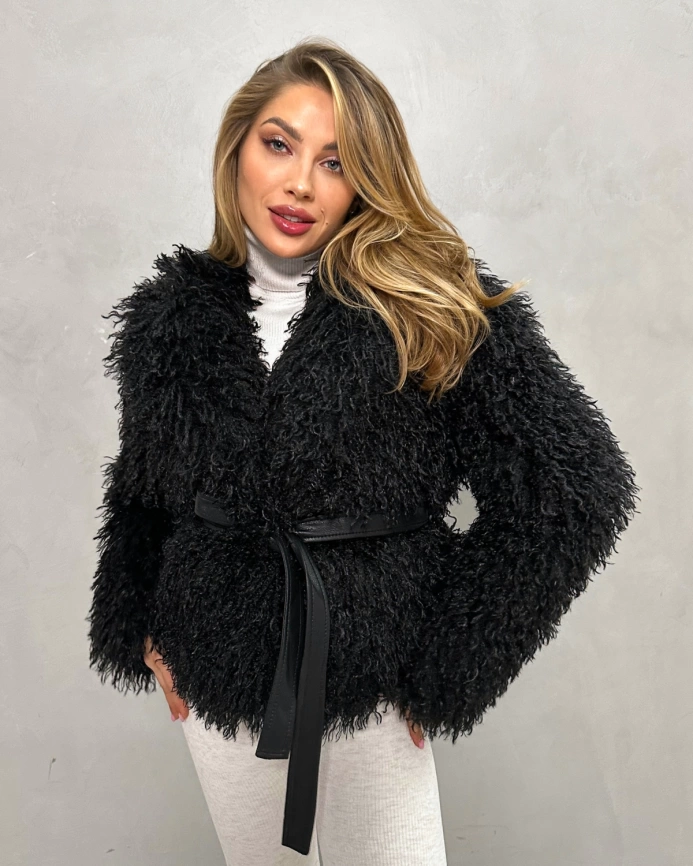 Короткий черный полушубок из экомеха под ламу фото 4