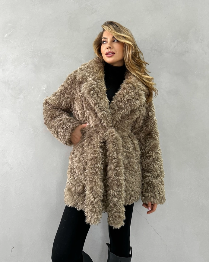 Короткая двубортная шуба из экомеха в бежевом оттенке фото 3