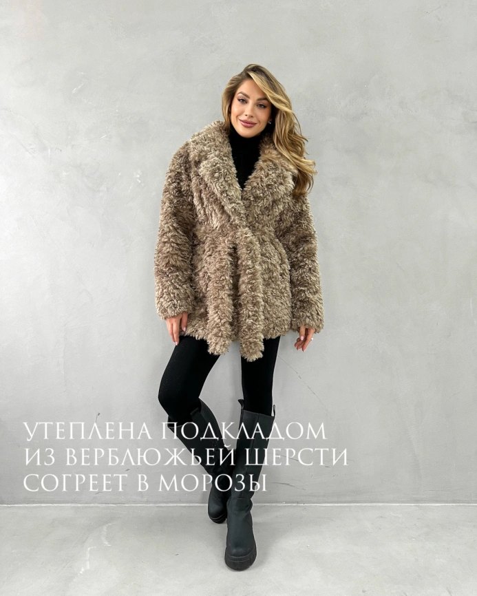 Короткая двубортная шуба из экомеха в бежевом оттенке фото 4