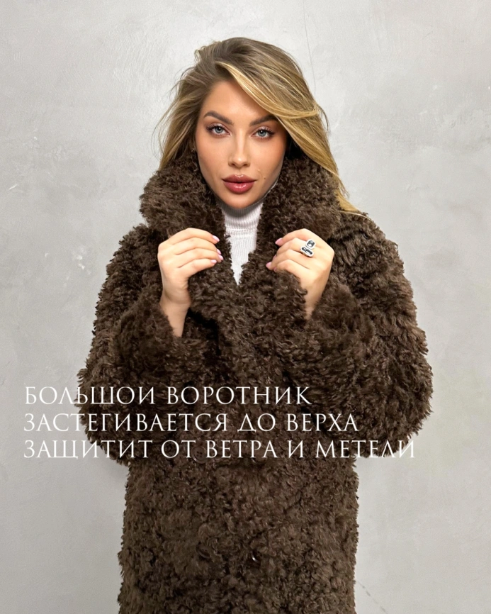 Короткая двубортная шуба из экомеха «тиградо» в шоколадном оттенке фото 4