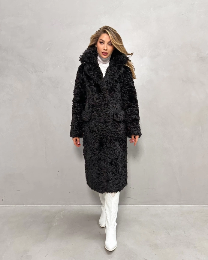 Длинная черная шуба-пальто из экомеха с кудрявой фактурой фото 5