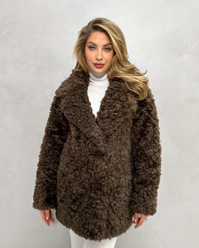 Короткая двубортная шуба из экомеха «тиградо» в шоколадном оттенке фото 5