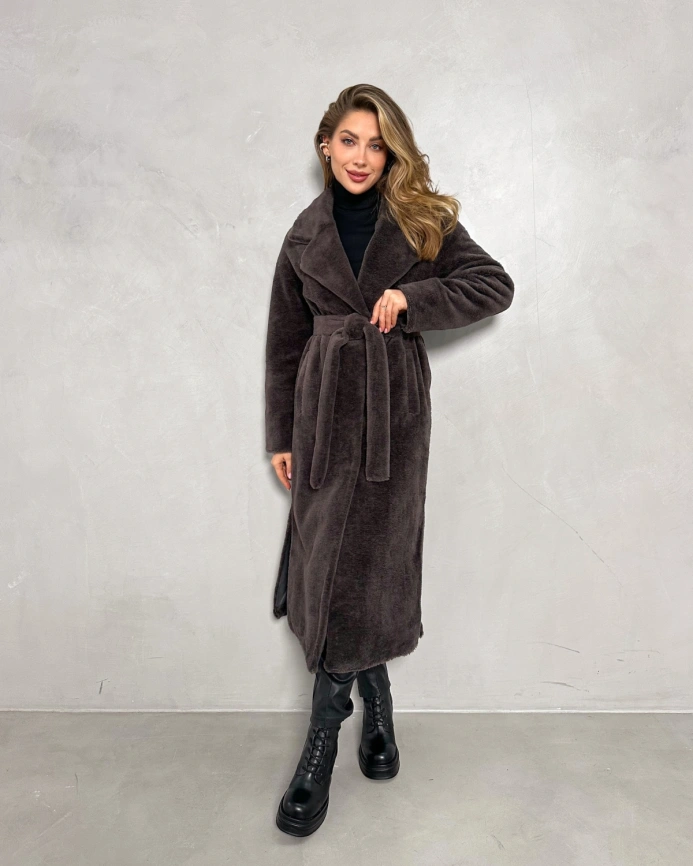 Длинная шуба из экомеха под мутон шоколадного цвета фото 5