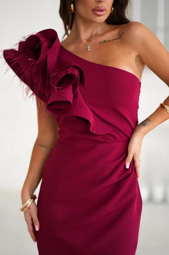 Бордовое короткое платье-футляр с асимметричным плечом и перьями фото 5
