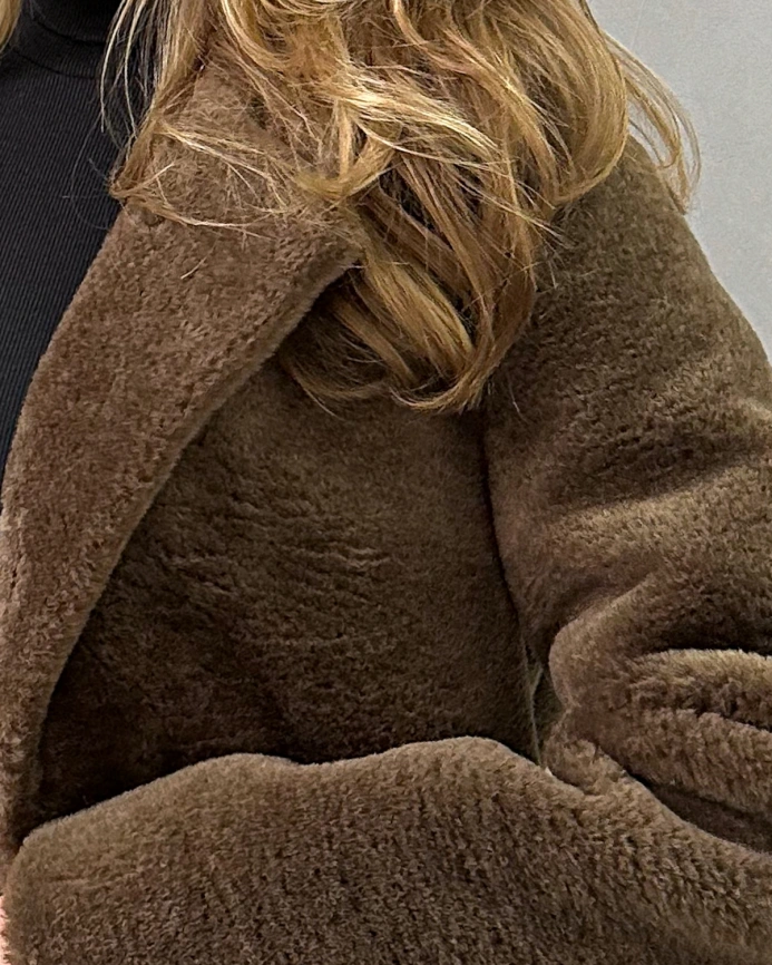 Длинная коричневая шуба из экомеха под мутон фото 8