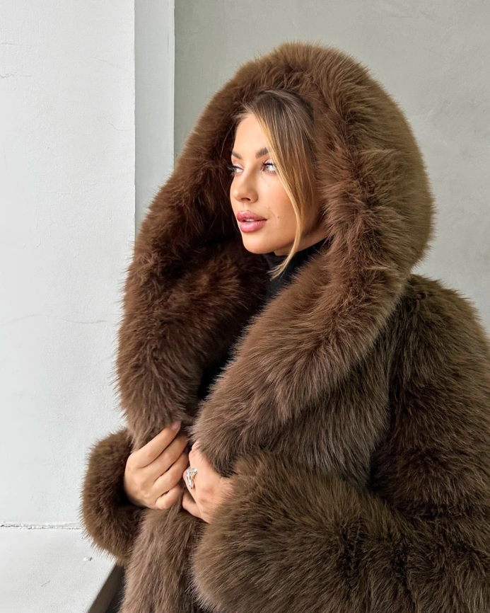 Короткая шуба с капюшоном из экомеха под соболя фото 5