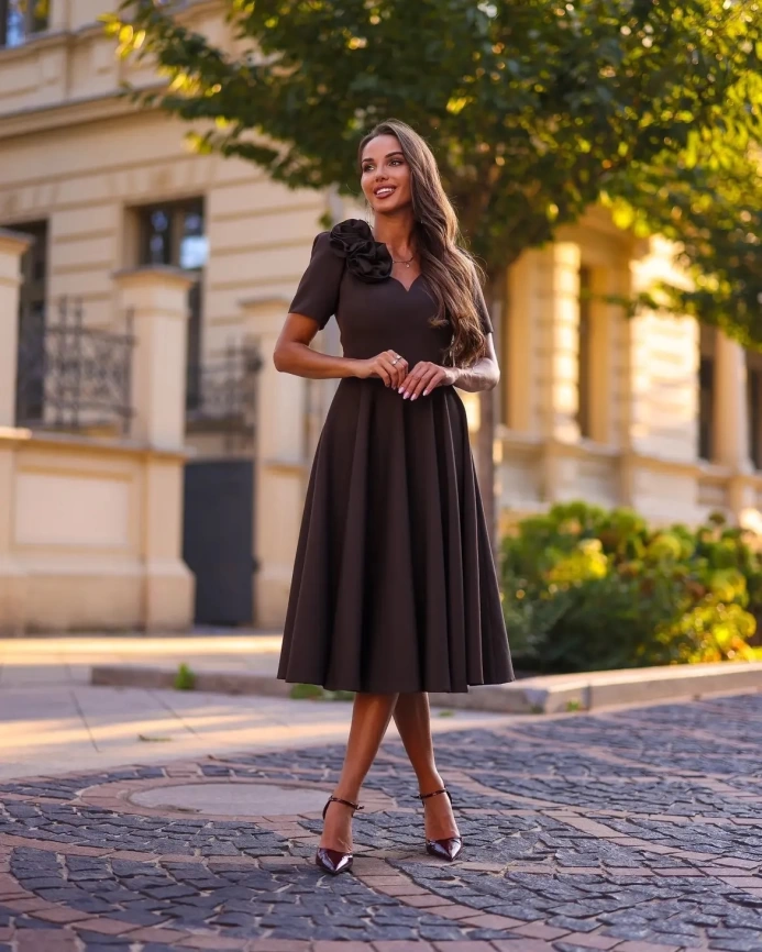 Вечернее платье миди шоколадного цвета с декором-розой и поясом фото 2