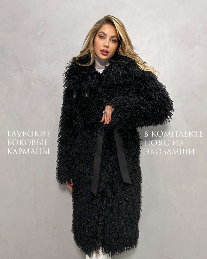 Длинная черная шуба из эко меха под ламу с запахом фото 4