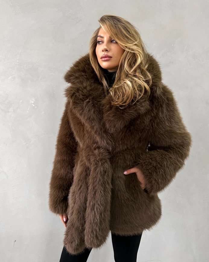 Короткая шуба из экомеха под соболя каштанового цвета фото 3
