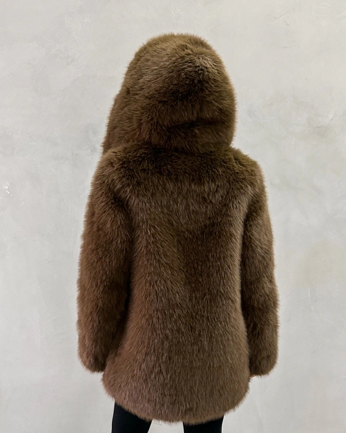 Короткая шуба с капюшоном из экомеха под соболя фото 12