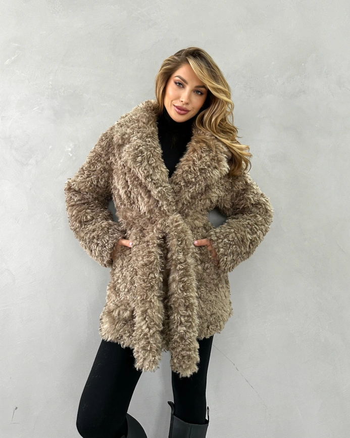 Короткая двубортная шуба из экомеха в бежевом оттенке фото 9