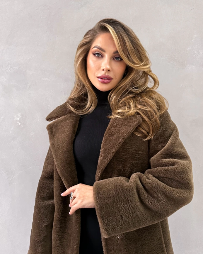 Длинная коричневая шуба из экомеха под мутон фото 10