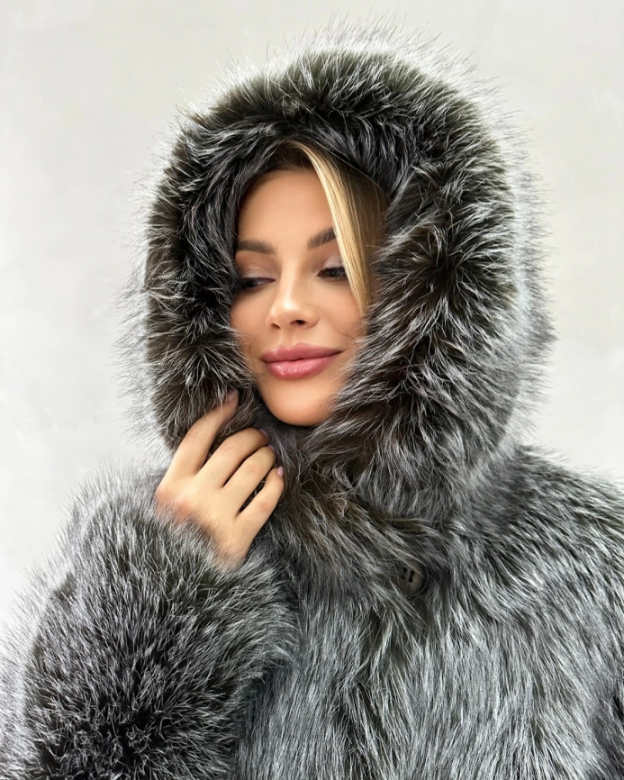 Короткая шуба из экомеха «чернобурка» с капюшоном фото 6