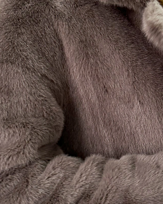 Длинная классическая шуба из эко меха под норку, цвета мили-капучино фото 10