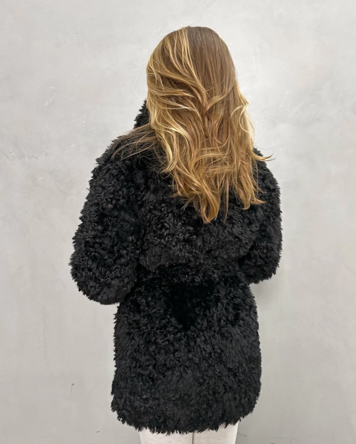 Короткая двубортная шуба из экомеха «тиградо» в черном цвете фото 8