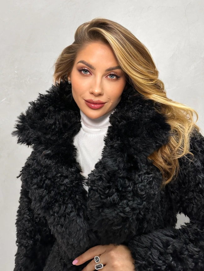 Короткая двубортная шуба из экомеха «тиградо» в черном цвете фото 4