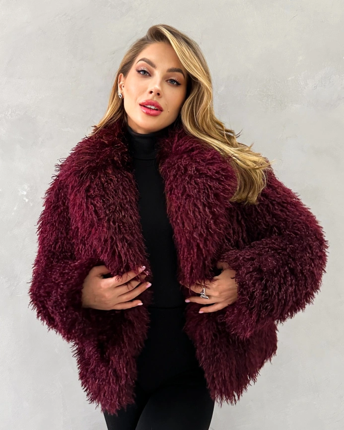 Короткий полушубок из экомеха под ламу бордовый фото 8