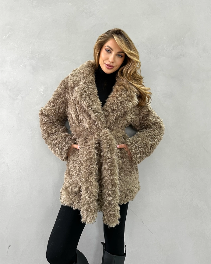 Короткая двубортная шуба из экомеха в бежевом оттенке фото 9