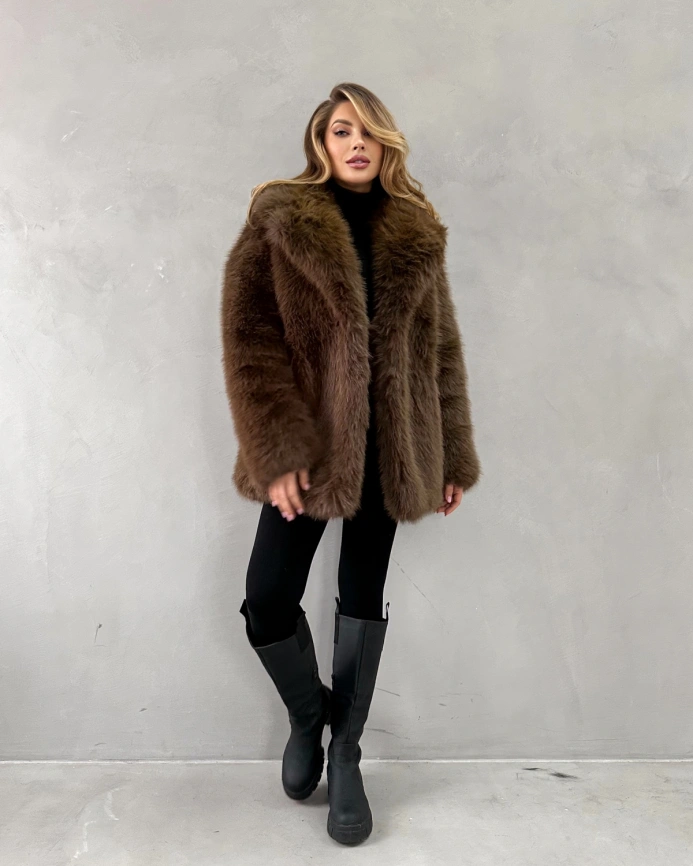 Короткая шуба из экомеха под соболя каштанового цвета фото 10