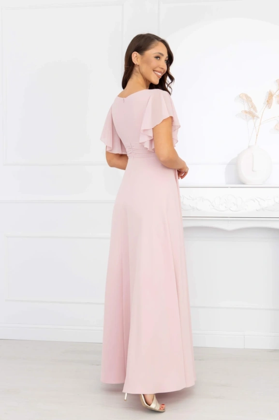 Длинное пудрово-розовое вечернее платье с расклешенной юбкой, V-образным декольте на запах и летящими рукавчиками фото 3