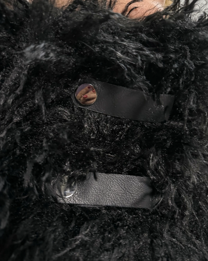 Длинная черная шуба из эко меха под ламу с запахом фото 12