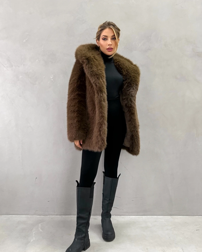 Короткая шуба с капюшоном из экомеха под соболя фото 12