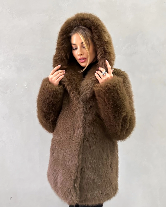 Короткая шуба с капюшоном из экомеха под соболя фото 1