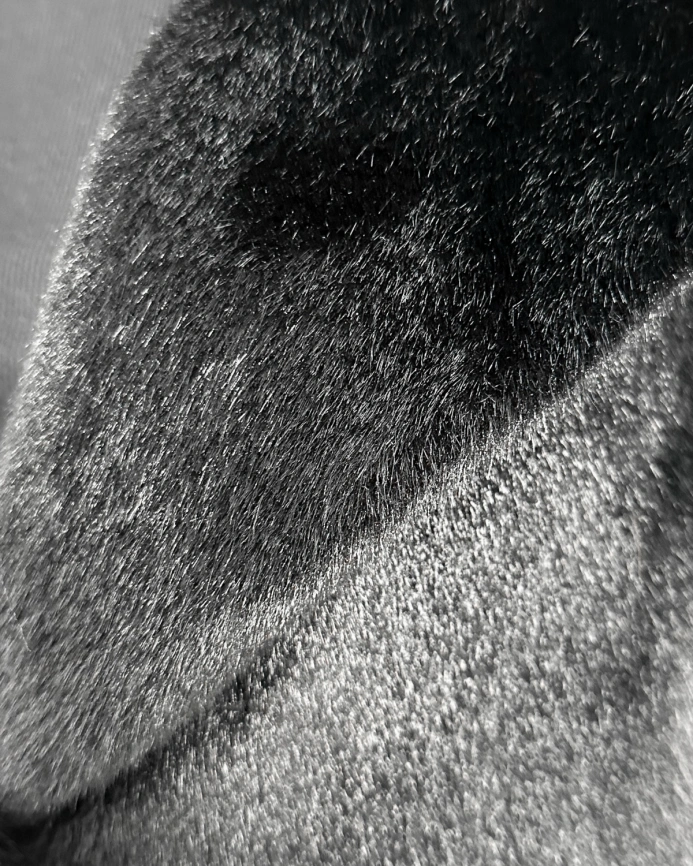 Полуприталенная длинная шуба из эко меха под черную норку фото 8