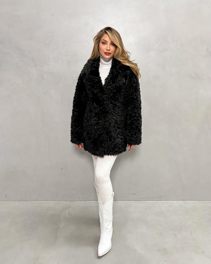 Короткая двубортная шуба из экомеха «тиградо» в черном цвете фото 7