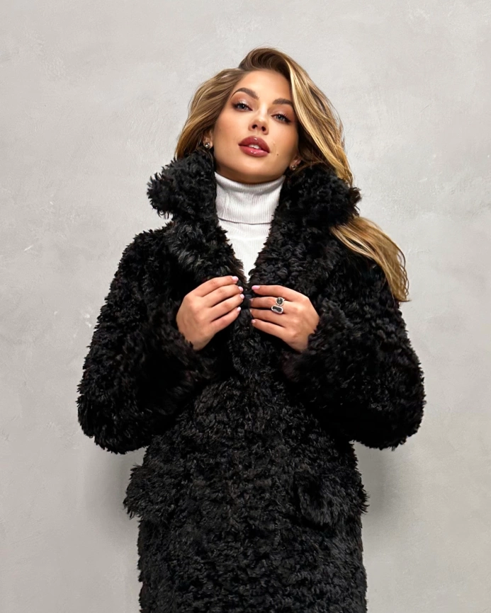 Длинная черная шуба-пальто из экомеха с кудрявой фактурой фото 9