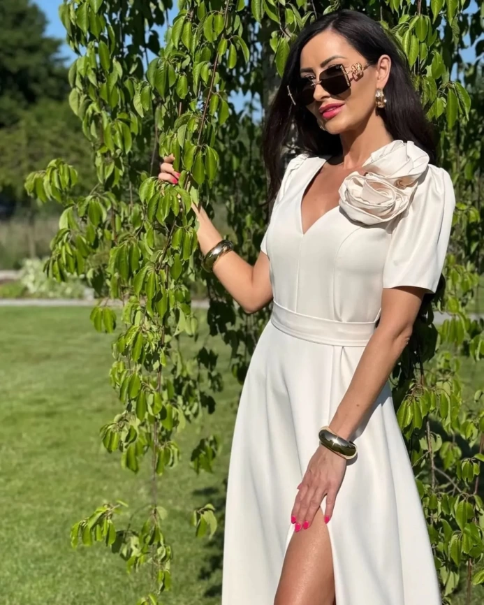 Вечернее платье миди кремово-бежевого цвета с декором-розой и поясом фото 4