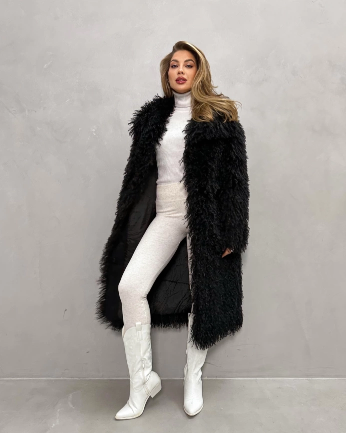 Длинная черная шуба из эко меха под ламу с запахом фото 5