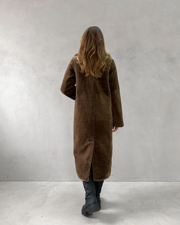 Длинная коричневая шуба из экомеха под мутон фото 11