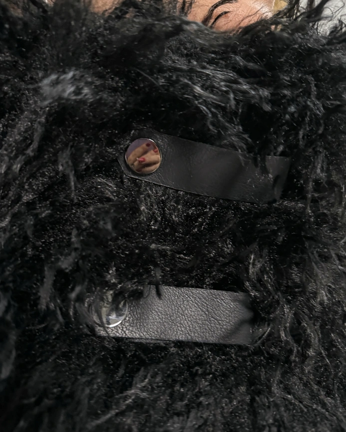 Длинная черная шуба из эко меха под ламу с запахом фото 12