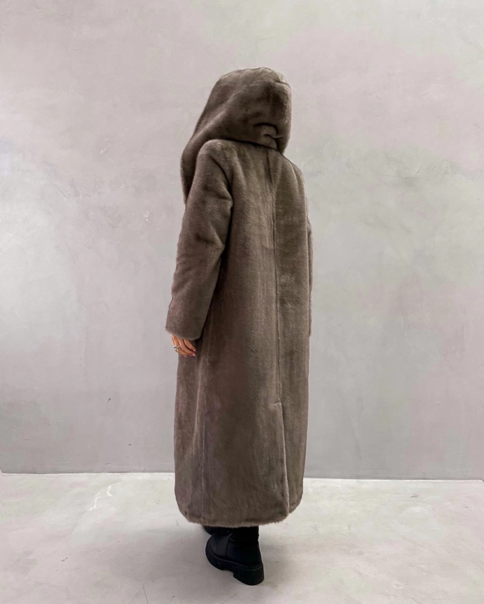 Длинная шуба с капюшоном из искусственного меха с фактурой норки в оттенке «мили-капучино» фото 12