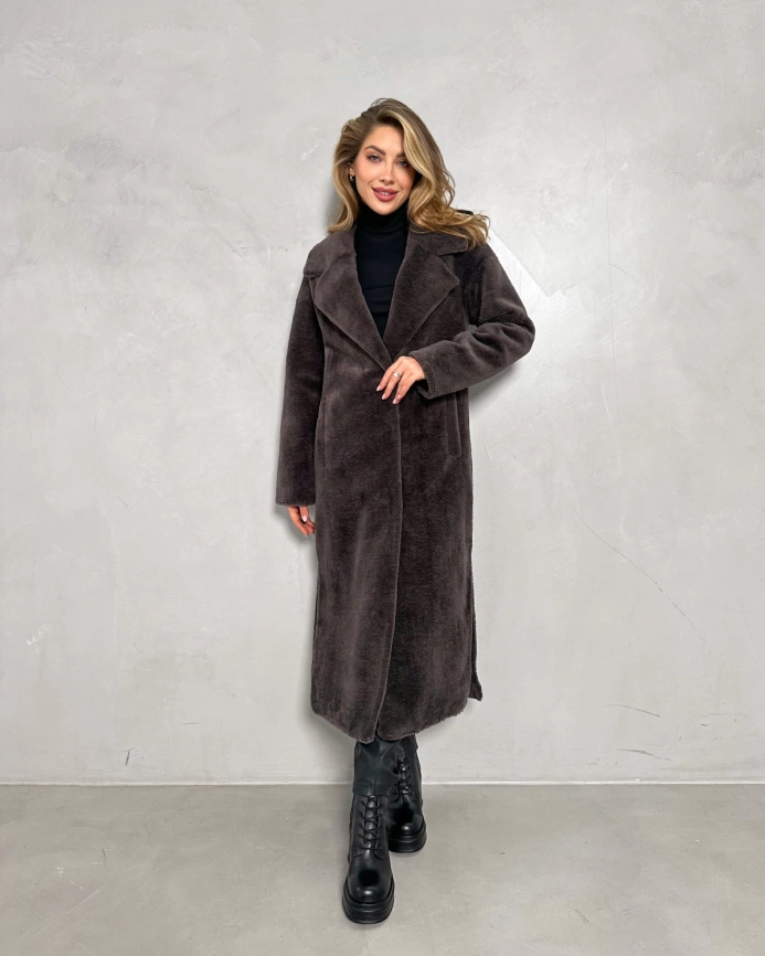 Длинная шуба из экомеха под мутон шоколадного цвета фото 3