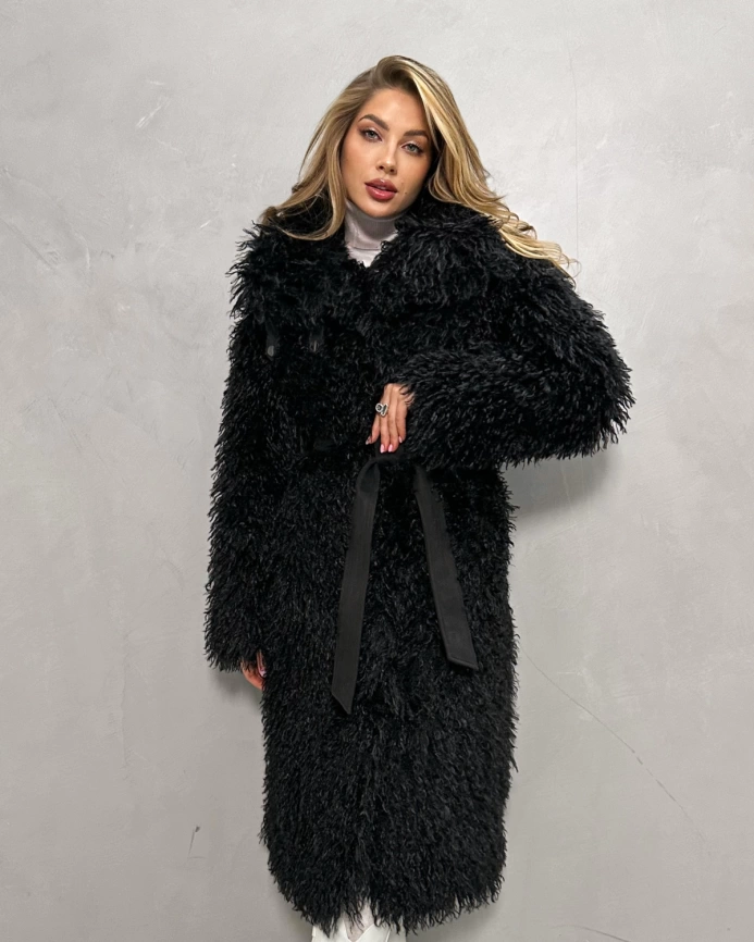 Длинная черная шуба из эко меха под ламу с запахом фото 1