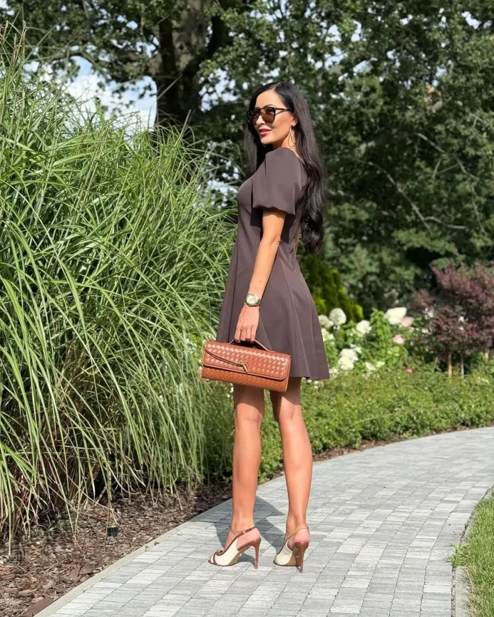 Короткое шоколадное платье А-силуэта с рукавами-воланами фото 3