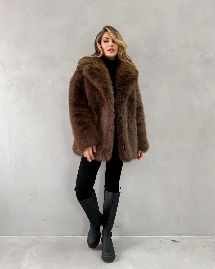 Короткая шуба из экомеха под соболя каштанового цвета фото 10
